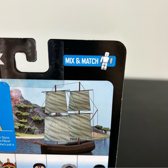 Roblox Work At A Pizza Place Mia Figure with Exclusive Virtual Item - Picture 8 of 12